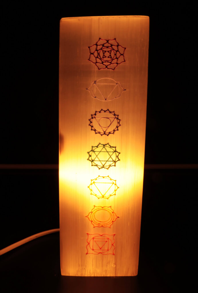 Lampe Sélénite Rectangle Gravée 25cm – 7 Chakras