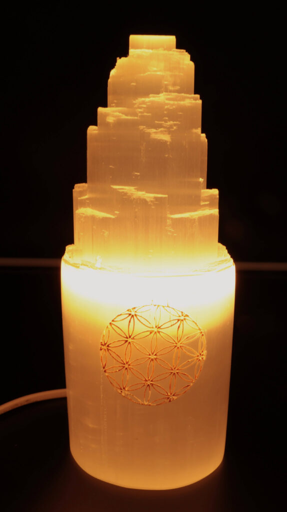 Lampe Sélénite Montagne Gravée 20cm – Fleur de Vie