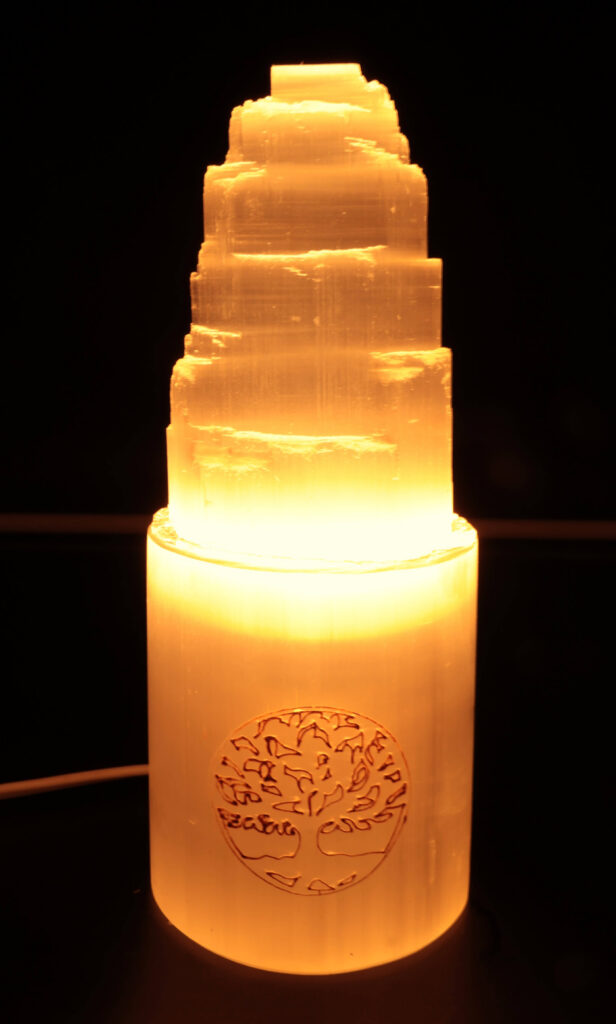 Lampe Sélénite Montagne Gravée 20cm – Arbre de Vie