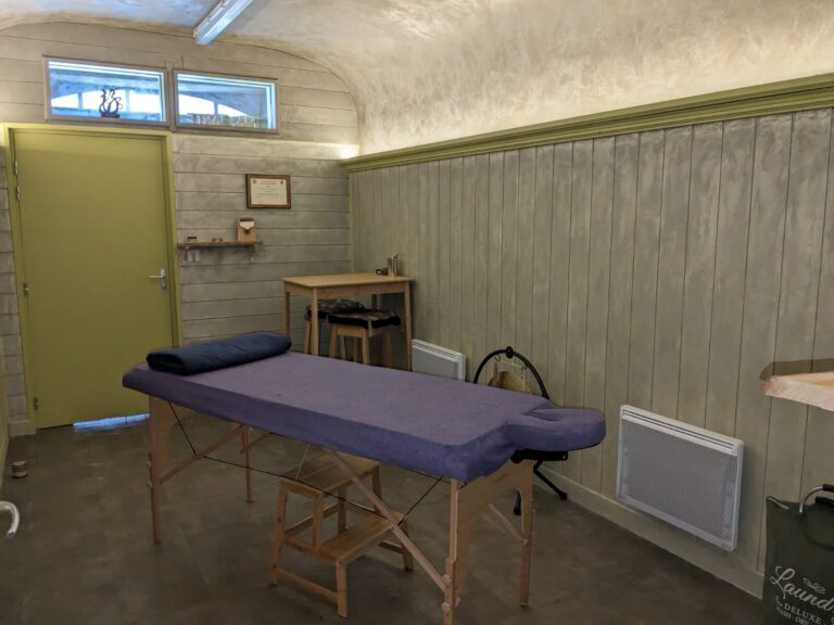 Massage énergétique à Montréjeau (Haute-Garonne) — cabine de soin Om Karyann